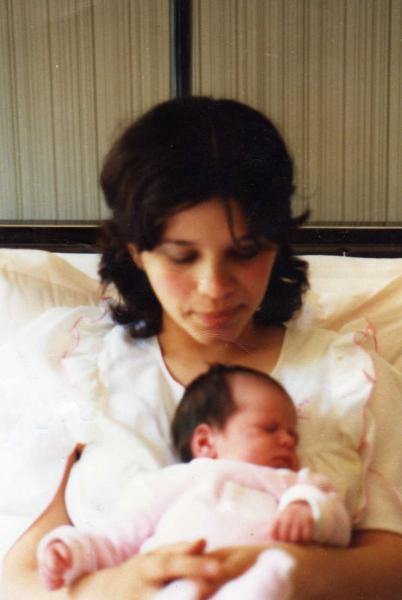 mamy Betty qui tient son petit tr�sor!